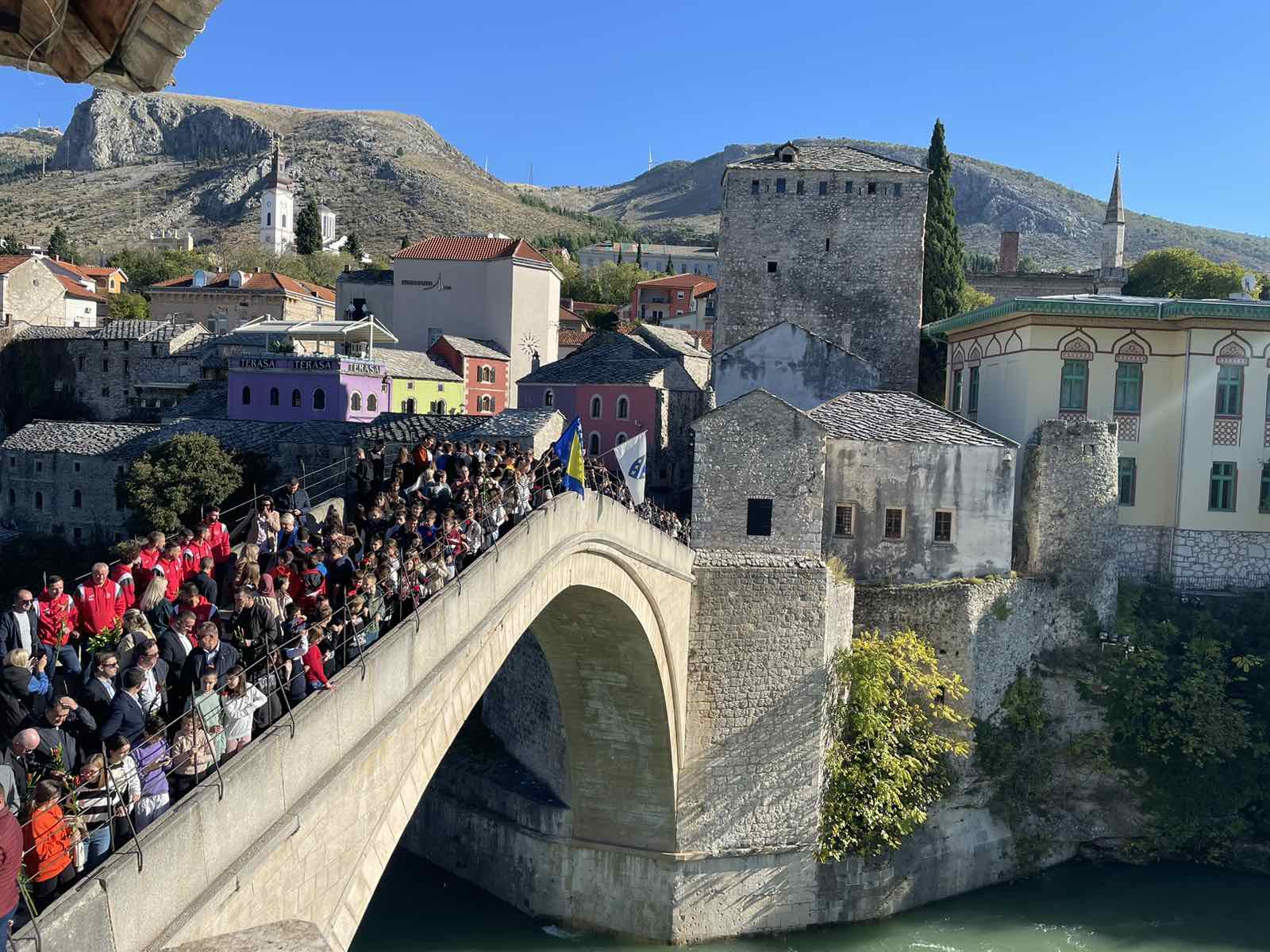 Građani Mostara na Starom mostu 